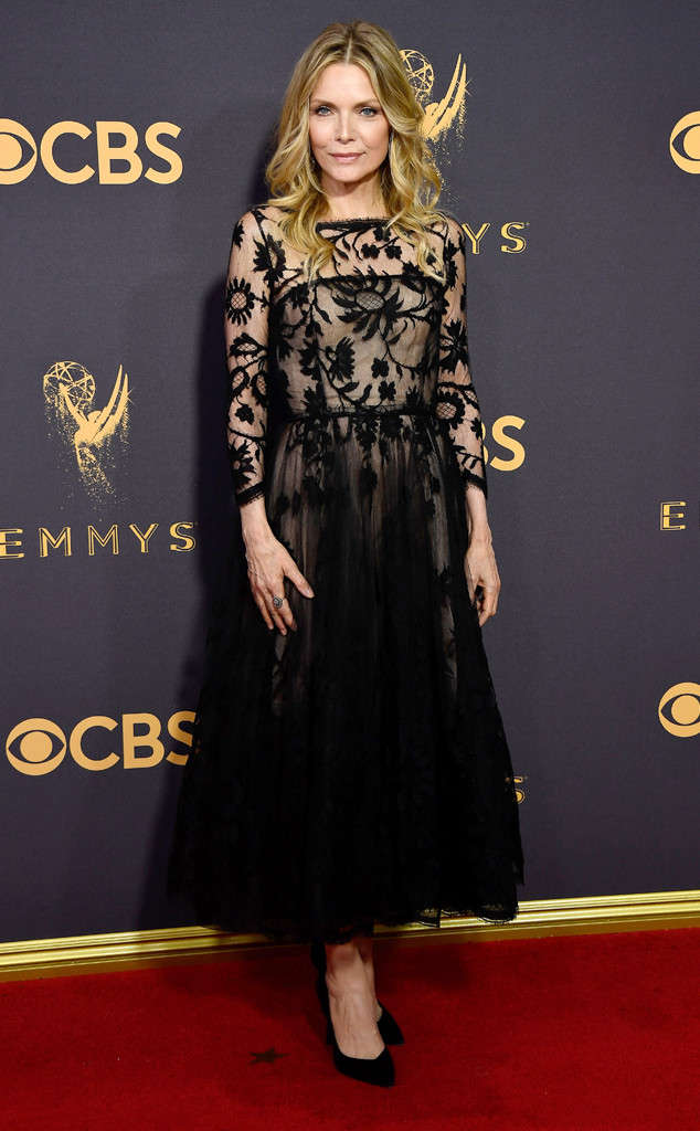 rs_634x1024-170917163935-634-Emmys-michelle-pfeiffer.cm.91717