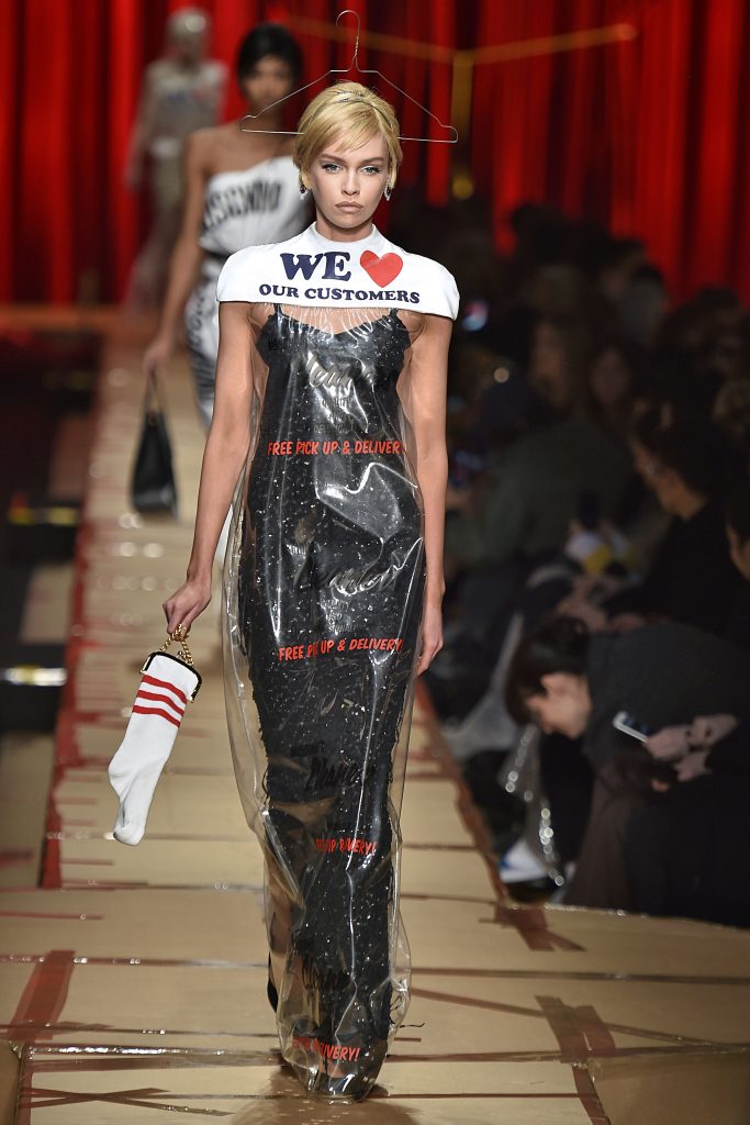 gettyimages 645071946 683x1024 - Moschino levanta polémica en el mundo de la moda
